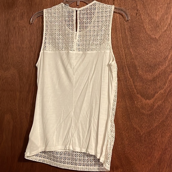 H & M white top. Medium. So nice! Worn twice. Perfect condition. - Picture 3 of 9